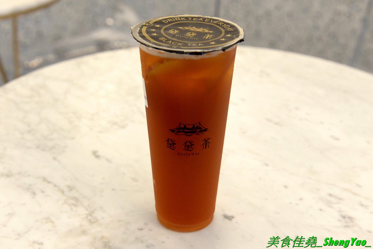 [台中西區]黛黛茶DailyDae – 八點檔連續劇男星”謝承均”開的手搖飲料店,台中少見的歐風茶飲專賣店,全台首家店,歐式復古風格裝潢霸氣顯眼,還有內用區和網美拍照背景牆,飲品大推水果大吉嶺系列,