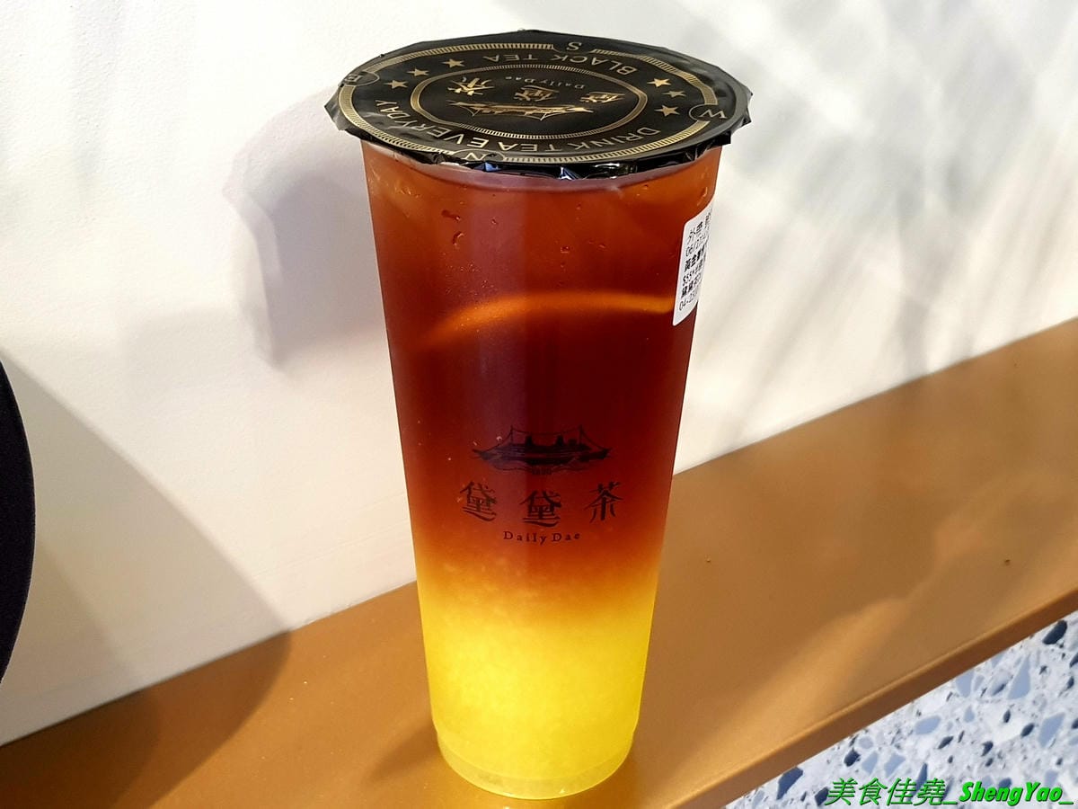 [台中西區]黛黛茶DailyDae – 八點檔連續劇男星”謝承均”開的手搖飲料店,台中少見的歐風茶飲專賣店,全台首家店,歐式復古風格裝潢霸氣顯眼,還有內用區和網美拍照背景牆,飲品大推水果大吉嶺系列,