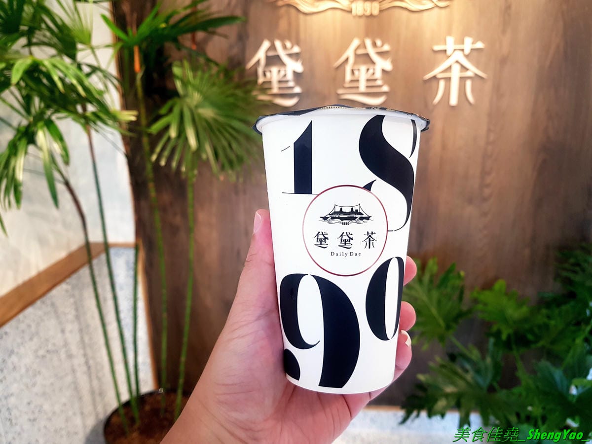 [台中西區]黛黛茶DailyDae – 八點檔連續劇男星”謝承均”開的手搖飲料店,台中少見的歐風茶飲專賣店,全台首家店,歐式復古風格裝潢霸氣顯眼,還有內用區和網美拍照背景牆,飲品大推水果大吉嶺系列,