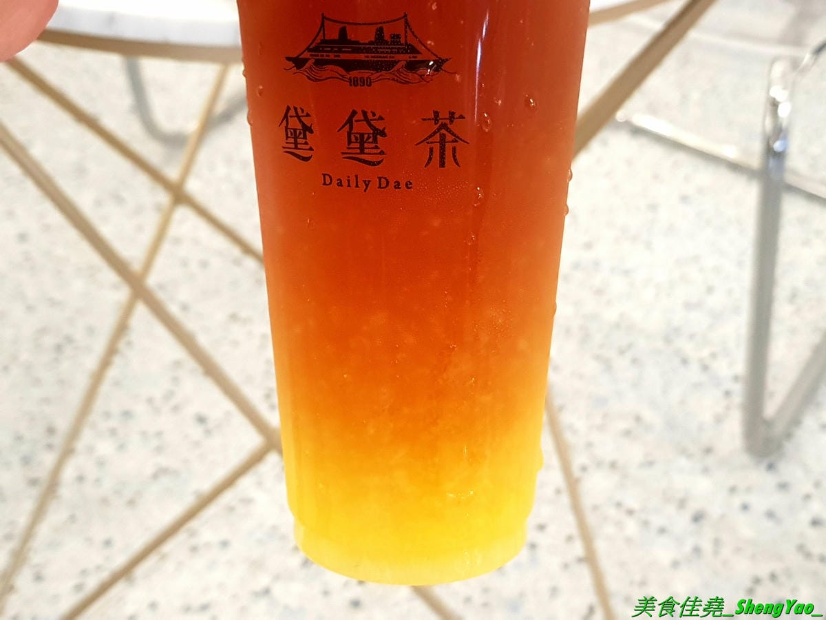 [台中西區]黛黛茶DailyDae – 八點檔連續劇男星”謝承均”開的手搖飲料店,台中少見的歐風茶飲專賣店,全台首家店,歐式復古風格裝潢霸氣顯眼,還有內用區和網美拍照背景牆,飲品大推水果大吉嶺系列,