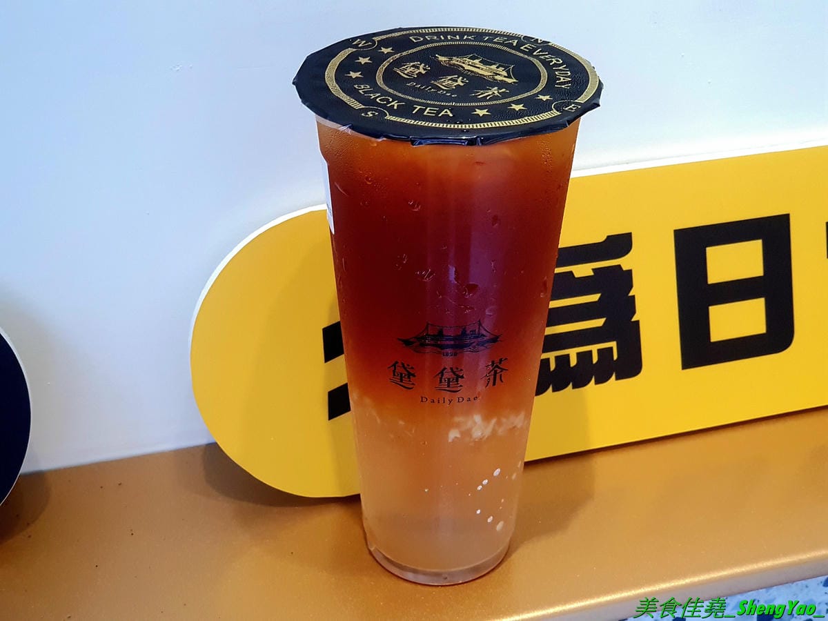 [台中西區]黛黛茶DailyDae – 八點檔連續劇男星”謝承均”開的手搖飲料店,台中少見的歐風茶飲專賣店,全台首家店,歐式復古風格裝潢霸氣顯眼,還有內用區和網美拍照背景牆,飲品大推水果大吉嶺系列,