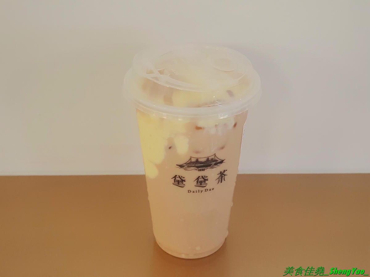 [台中西區]黛黛茶DailyDae – 八點檔連續劇男星”謝承均”開的手搖飲料店,台中少見的歐風茶飲專賣店,全台首家店,歐式復古風格裝潢霸氣顯眼,還有內用區和網美拍照背景牆,飲品大推水果大吉嶺系列,