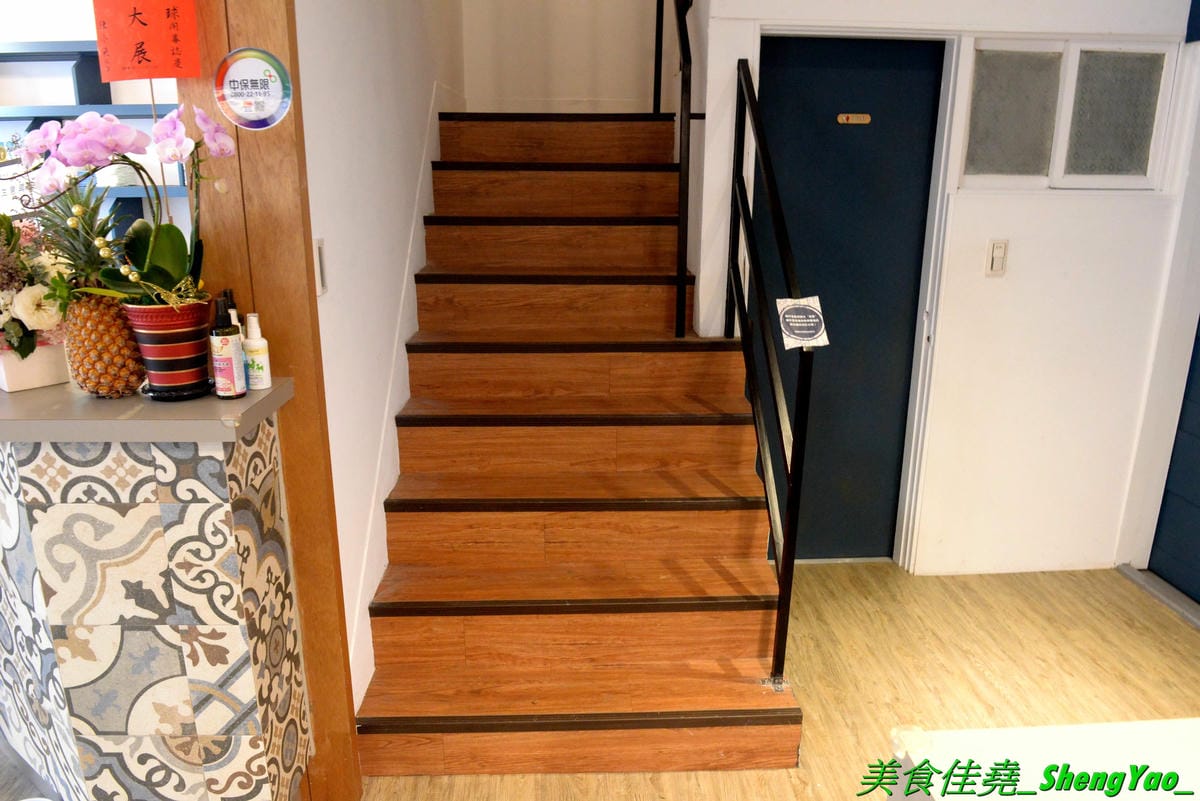 [台中西區]踏踏地球 Ta Ta Earth – 台中新開的結合寵物美容住宿的寵物友善餐廳,有人類餐點也有狗狗的專用餐,可以帶毛小孩一起來用餐,餐點口味不錯有好吃,老闆娘超有愛心很疼狗狗,店內有5隻店
