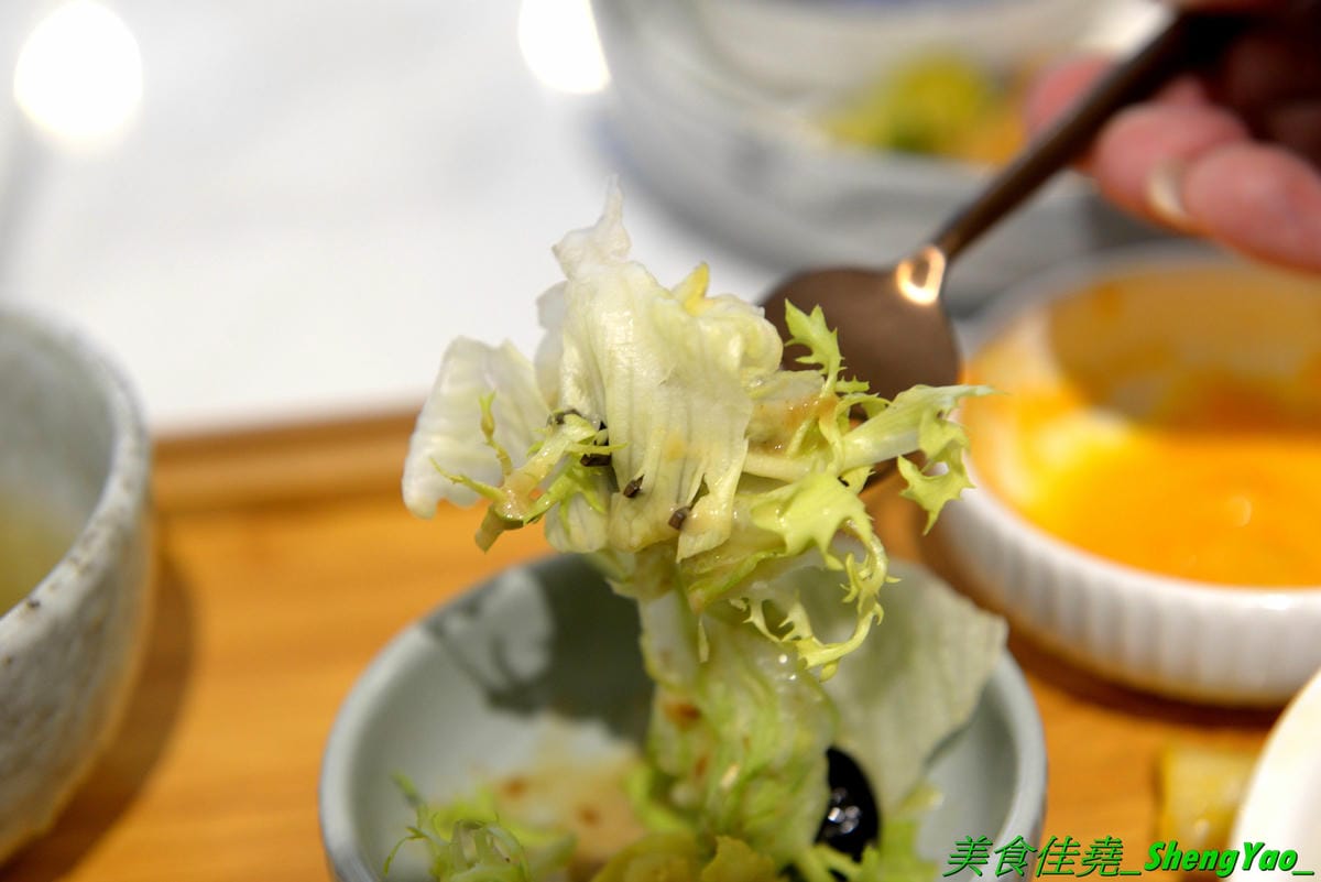 [台中西區]踏踏地球 Ta Ta Earth – 台中新開的結合寵物美容住宿的寵物友善餐廳,有人類餐點也有狗狗的專用餐,可以帶毛小孩一起來用餐,餐點口味不錯有好吃,老闆娘超有愛心很疼狗狗,店內有5隻店