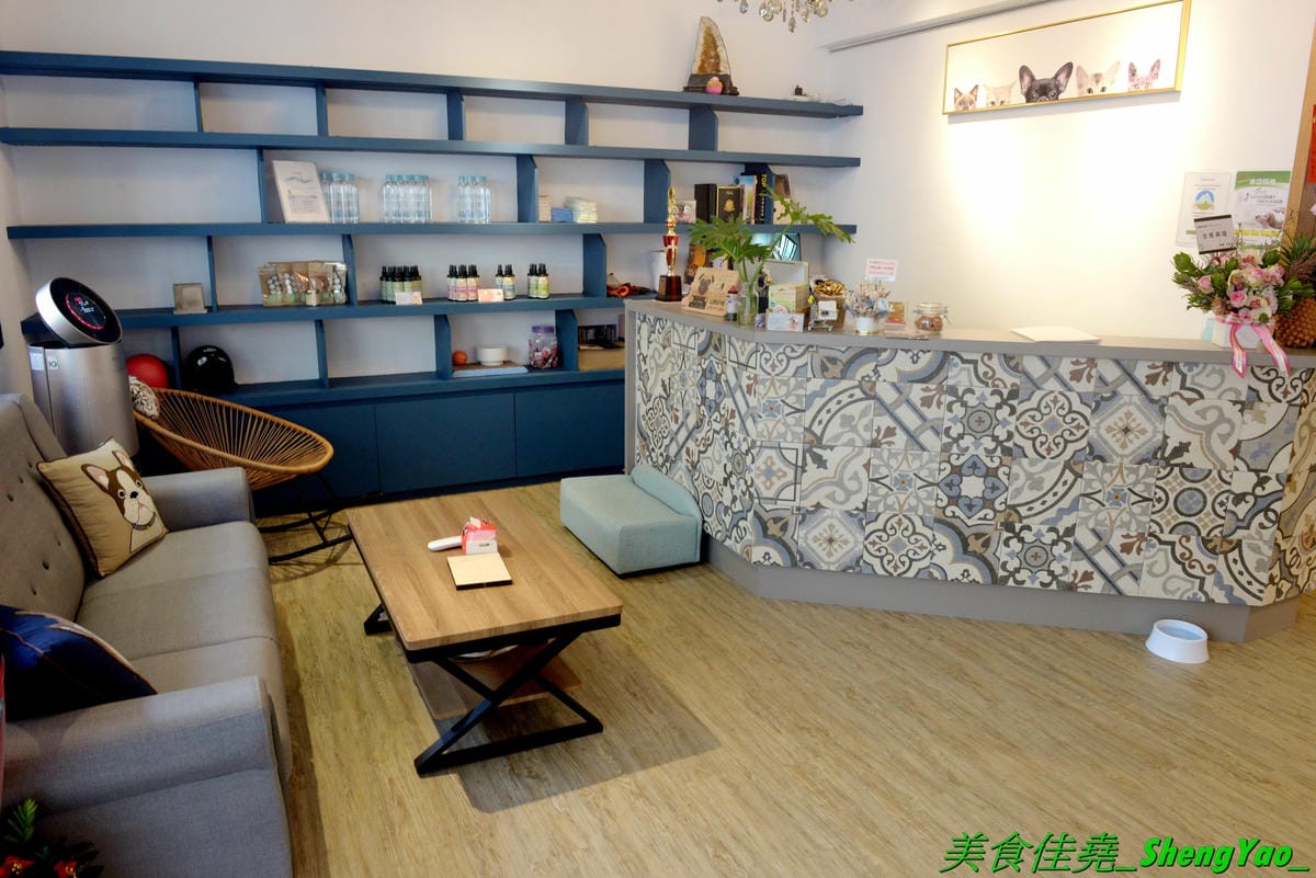 [台中西區]踏踏地球 Ta Ta Earth – 台中新開的結合寵物美容住宿的寵物友善餐廳,有人類餐點也有狗狗的專用餐,可以帶毛小孩一起來用餐,餐點口味不錯有好吃,老闆娘超有愛心很疼狗狗,店內有5隻店