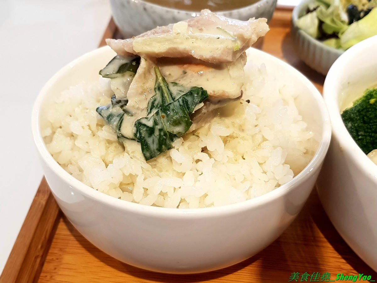 [台中西區]踏踏地球 Ta Ta Earth – 台中新開的結合寵物美容住宿的寵物友善餐廳,有人類餐點也有狗狗的專用餐,可以帶毛小孩一起來用餐,餐點口味不錯有好吃,老闆娘超有愛心很疼狗狗,店內有5隻店