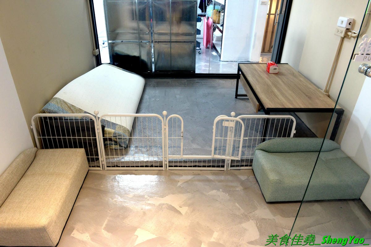 [台中西區]踏踏地球 Ta Ta Earth – 台中新開的結合寵物美容住宿的寵物友善餐廳,有人類餐點也有狗狗的專用餐,可以帶毛小孩一起來用餐,餐點口味不錯有好吃,老闆娘超有愛心很疼狗狗,店內有5隻店