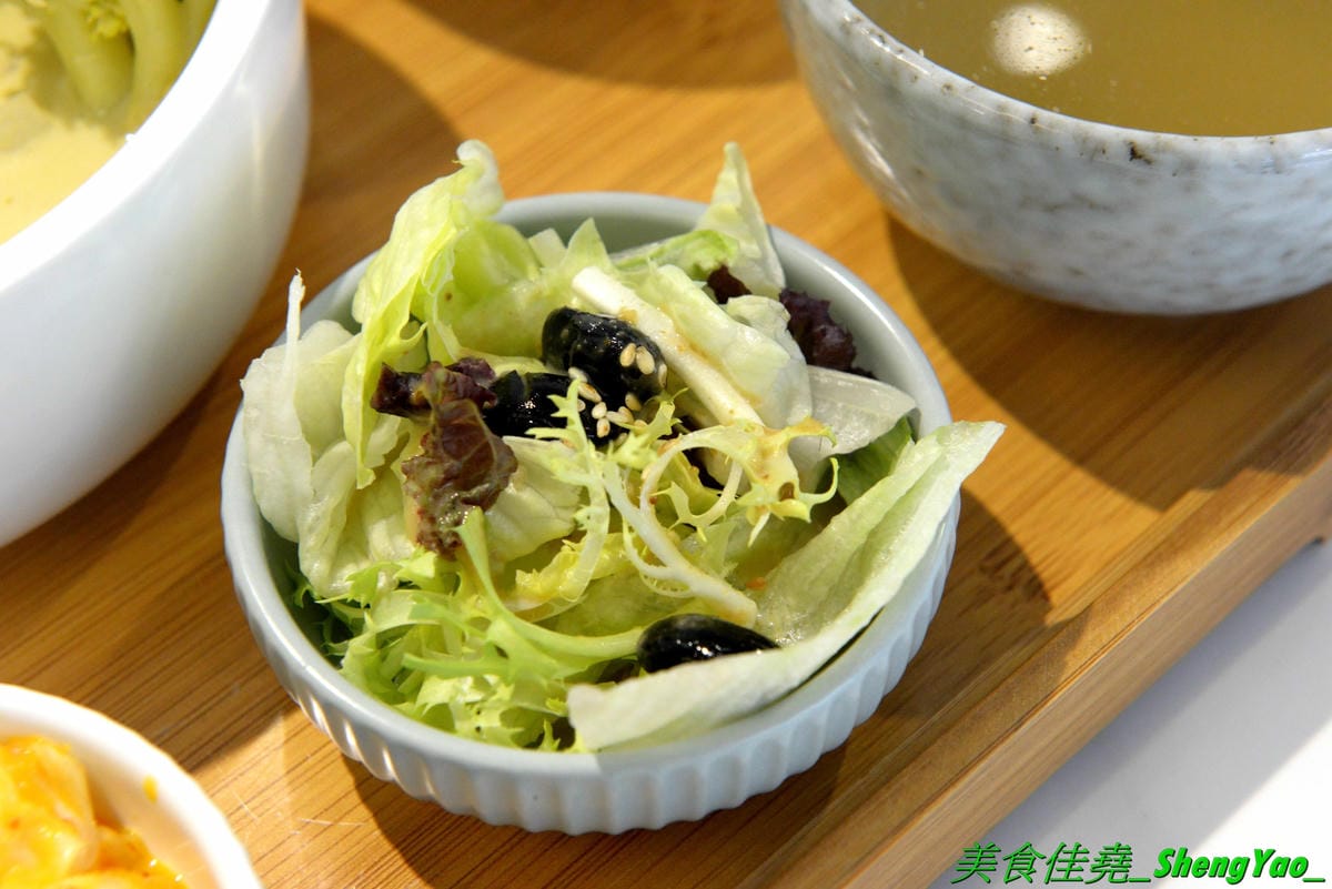 [台中西區]踏踏地球 Ta Ta Earth – 台中新開的結合寵物美容住宿的寵物友善餐廳,有人類餐點也有狗狗的專用餐,可以帶毛小孩一起來用餐,餐點口味不錯有好吃,老闆娘超有愛心很疼狗狗,店內有5隻店
