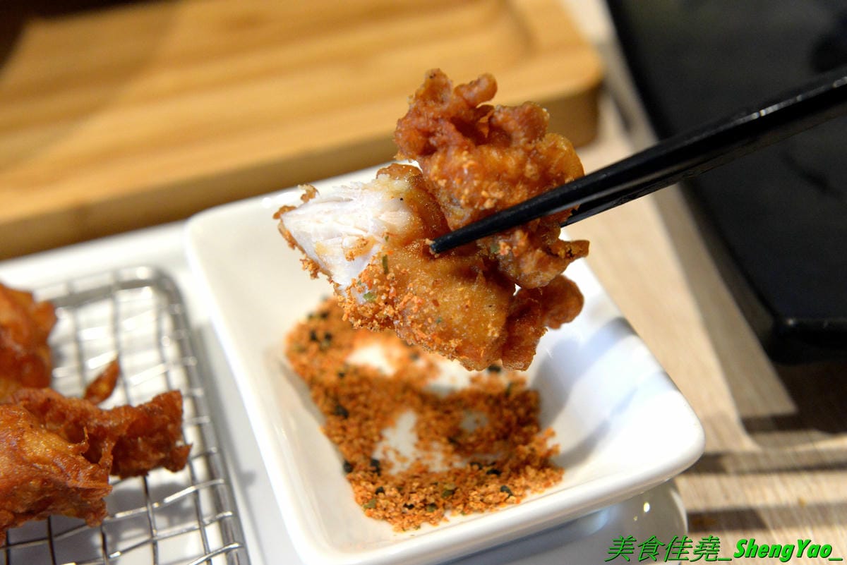 [台中南區]一丸老麵 – 台中將近15年歷史老牌拉麵總店改名,雖然是台式口味但是湯頭好喝夠味有水準,整碗拉麵滿滿豐富配料,份量充足價格不貴,老闆娘超級漂亮,聲音甜美態度親切。
