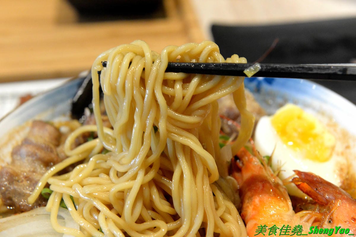 [台中南區]一丸老麵 – 台中將近15年歷史老牌拉麵總店改名,雖然是台式口味但是湯頭好喝夠味有水準,整碗拉麵滿滿豐富配料,份量充足價格不貴,老闆娘超級漂亮,聲音甜美態度親切。