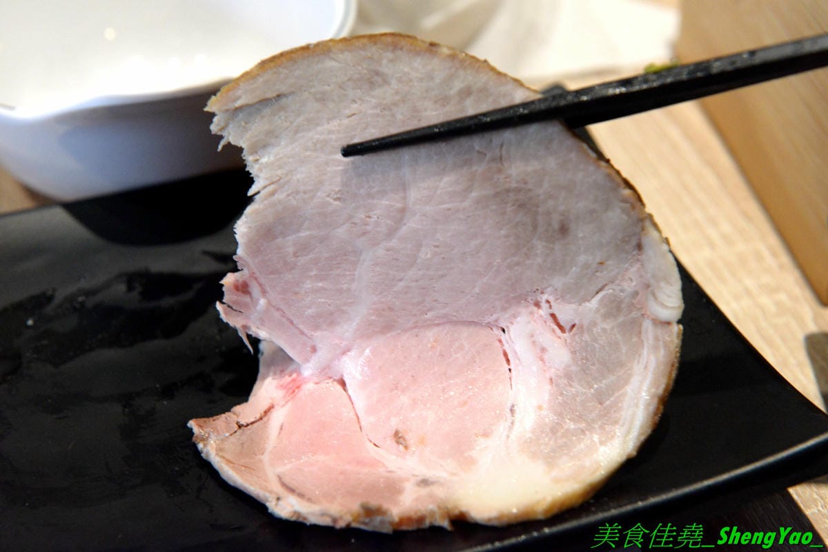 [台中南區]一丸老麵 – 台中將近15年歷史老牌拉麵總店改名,雖然是台式口味但是湯頭好喝夠味有水準,整碗拉麵滿滿豐富配料,份量充足價格不貴,老闆娘超級漂亮,聲音甜美態度親切。