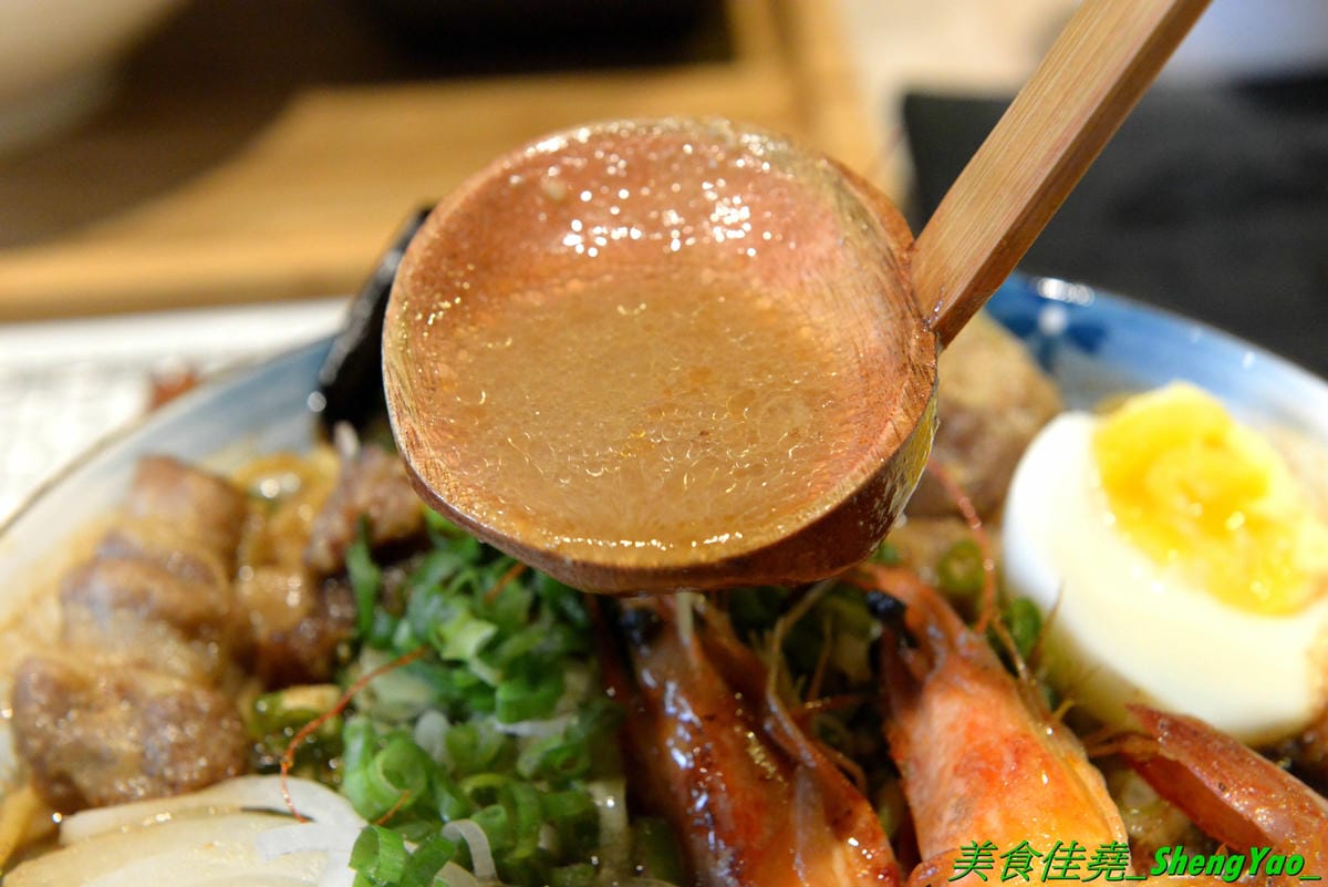 [台中南區]一丸老麵 – 台中將近15年歷史老牌拉麵總店改名,雖然是台式口味但是湯頭好喝夠味有水準,整碗拉麵滿滿豐富配料,份量充足價格不貴,老闆娘超級漂亮,聲音甜美態度親切。