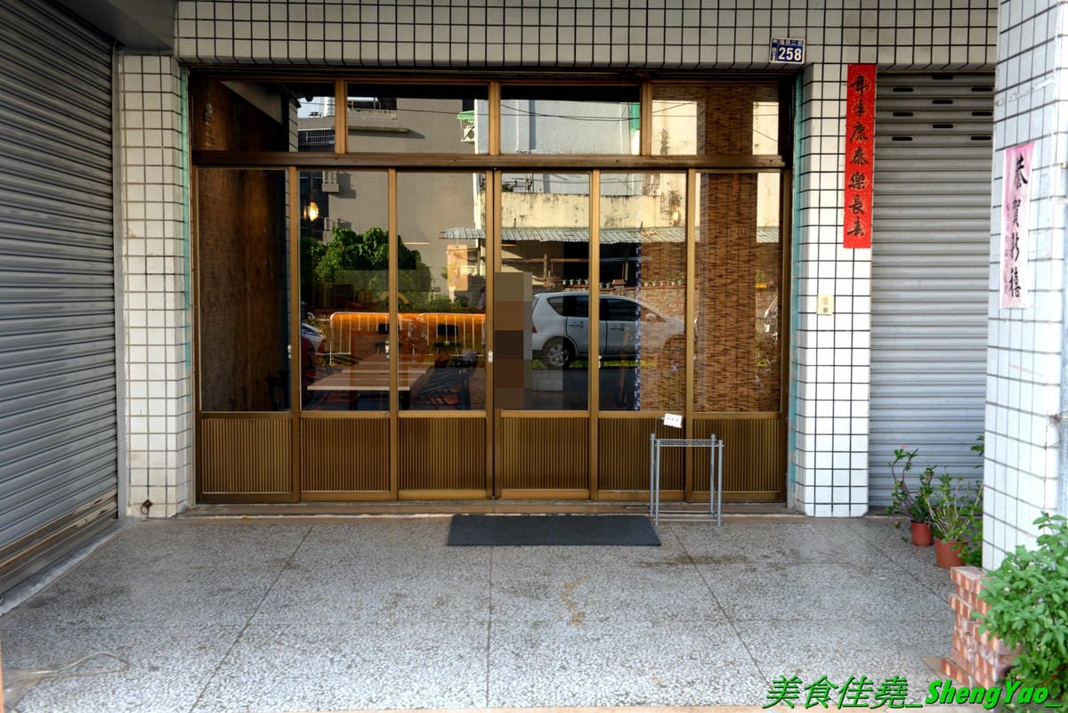 [台中南區]一丸老麵 – 台中將近15年歷史老牌拉麵總店改名,雖然是台式口味但是湯頭好喝夠味有水準,整碗拉麵滿滿豐富配料,份量充足價格不貴,老闆娘超級漂亮,聲音甜美態度親切。