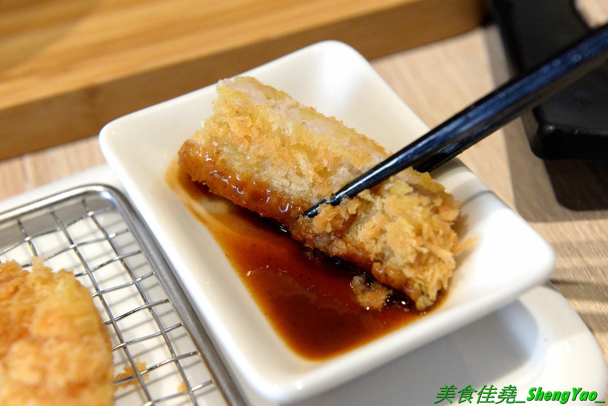[台中南區]一丸老麵 – 台中將近15年歷史老牌拉麵總店改名,雖然是台式口味但是湯頭好喝夠味有水準,整碗拉麵滿滿豐富配料,份量充足價格不貴,老闆娘超級漂亮,聲音甜美態度親切。