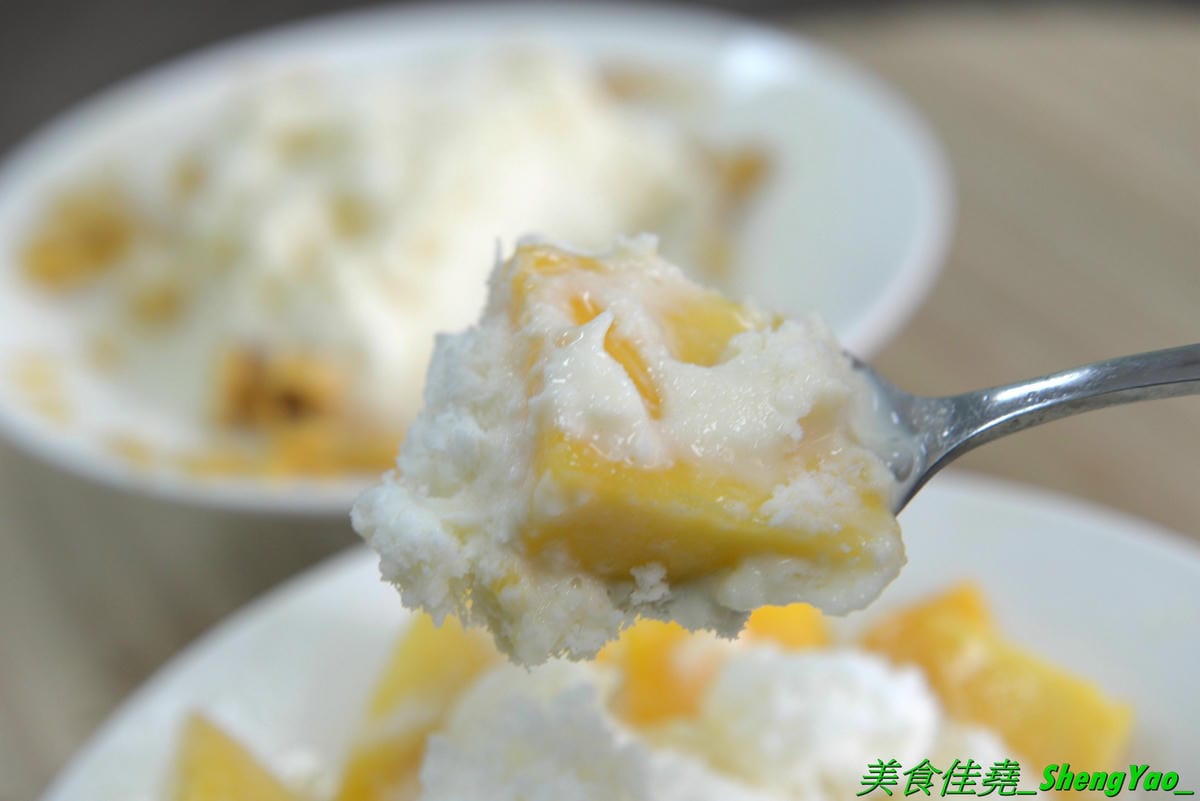 [台中大雅]夏沁冰屋 – 大雅厲害好吃的雪花冰專賣店,雪花冰超多種口味,招牌竟然是榴槤雪花冰,真實榴槤果肉製成的冰磚,隱約吃得到榴槤果肉纖維,味道超濃烈,還有當季限量的仙草雪花也很推,搭