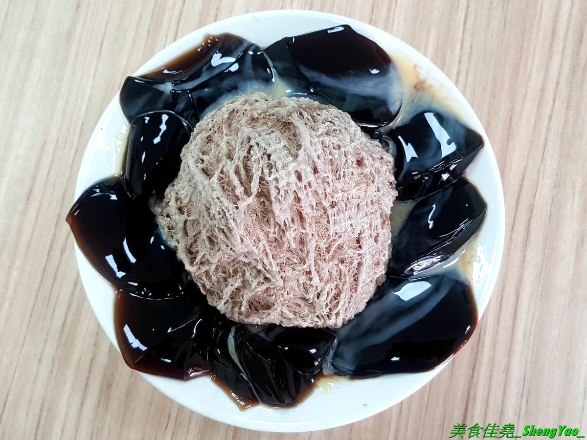 [台中大雅]夏沁冰屋 – 大雅厲害好吃的雪花冰專賣店,雪花冰超多種口味,招牌竟然是榴槤雪花冰,真實榴槤果肉製成的冰磚,隱約吃得到榴槤果肉纖維,味道超濃烈,還有當季限量的仙草雪花也很推,搭