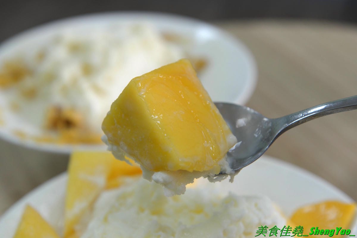 [台中大雅]夏沁冰屋 – 大雅厲害好吃的雪花冰專賣店,雪花冰超多種口味,招牌竟然是榴槤雪花冰,真實榴槤果肉製成的冰磚,隱約吃得到榴槤果肉纖維,味道超濃烈,還有當季限量的仙草雪花也很推,搭