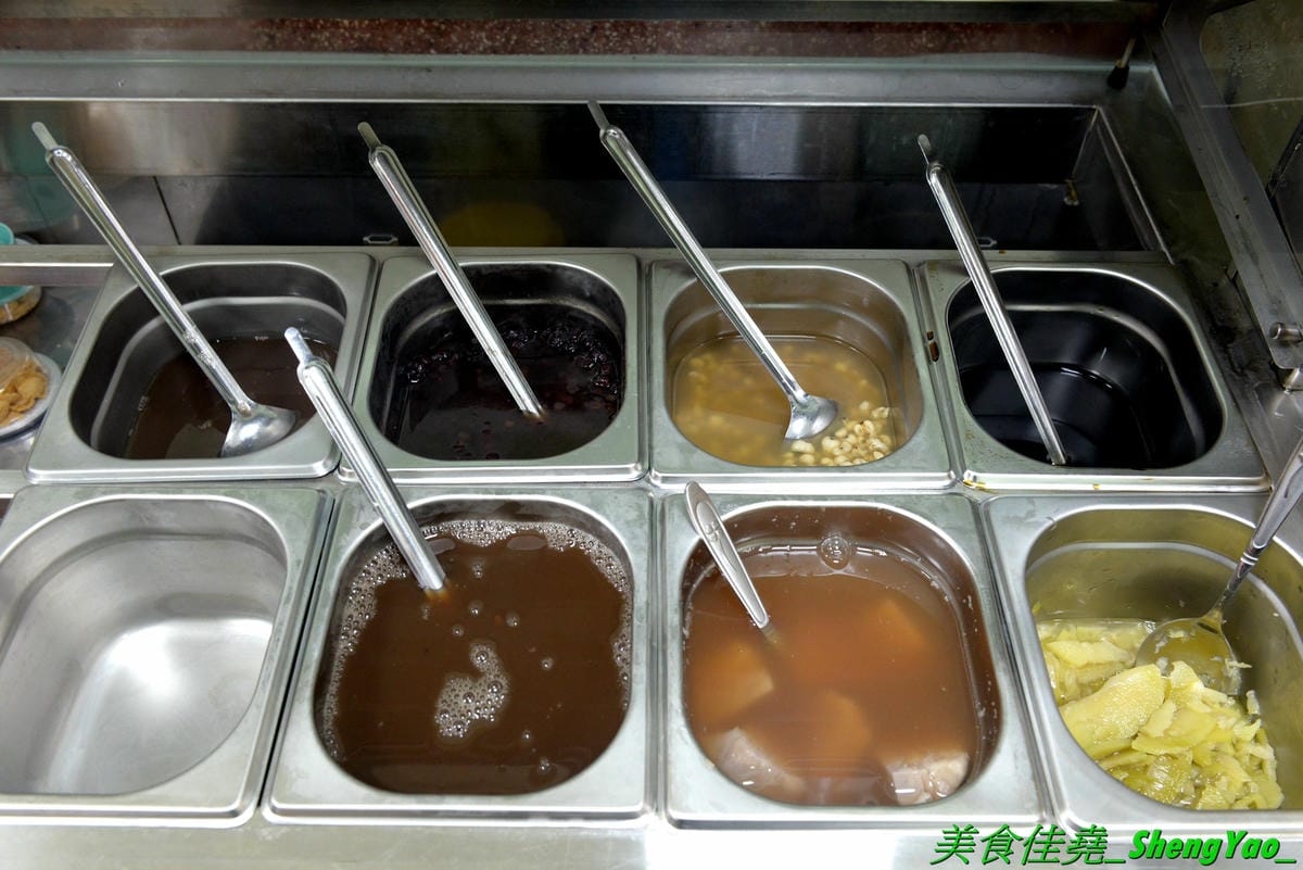 [台中大雅]夏沁冰屋 – 大雅厲害好吃的雪花冰專賣店,雪花冰超多種口味,招牌竟然是榴槤雪花冰,真實榴槤果肉製成的冰磚,隱約吃得到榴槤果肉纖維,味道超濃烈,還有當季限量的仙草雪花也很推,搭