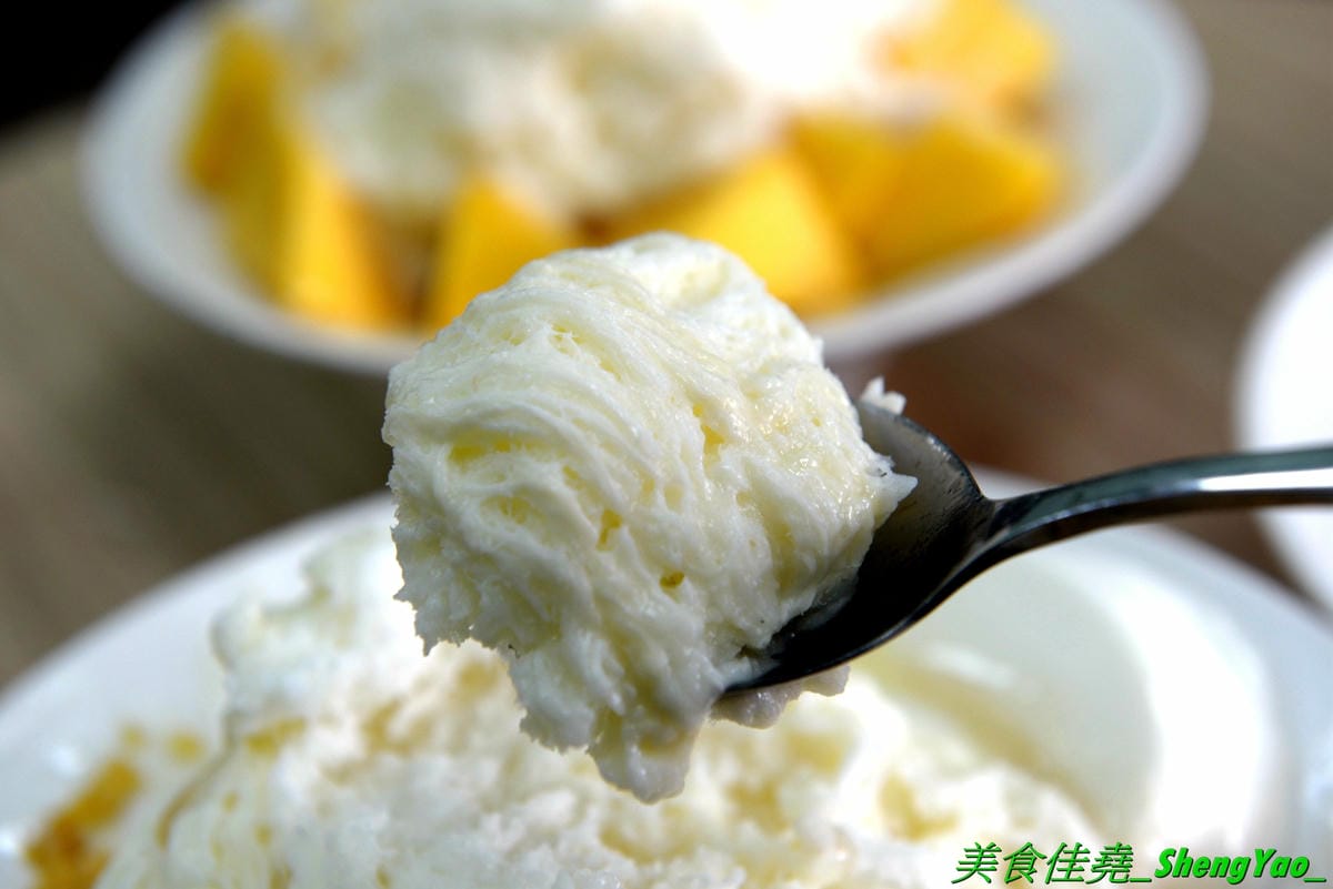 [台中大雅]夏沁冰屋 – 大雅厲害好吃的雪花冰專賣店,雪花冰超多種口味,招牌竟然是榴槤雪花冰,真實榴槤果肉製成的冰磚,隱約吃得到榴槤果肉纖維,味道超濃烈,還有當季限量的仙草雪花也很推,搭