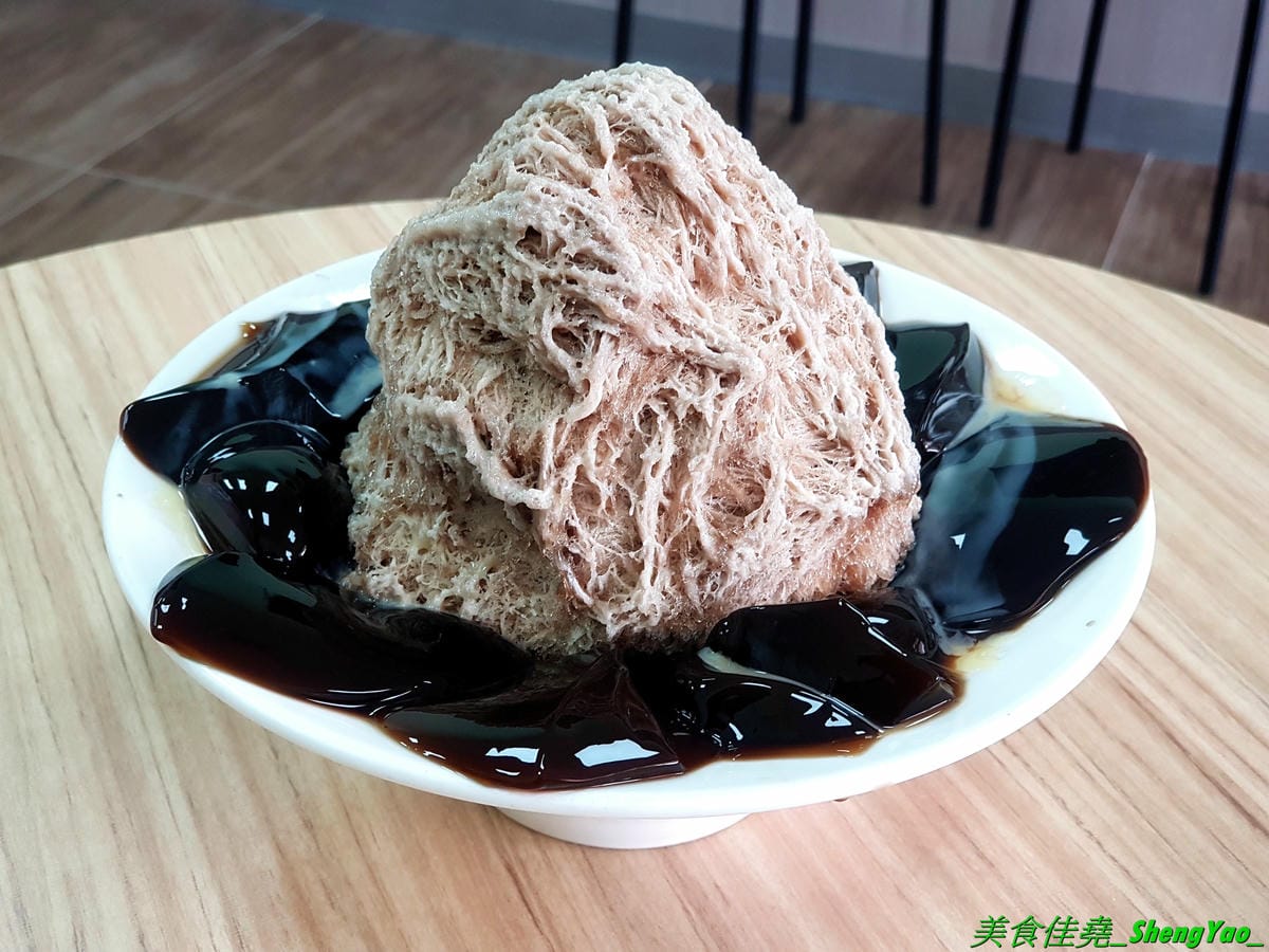 [台中大雅]夏沁冰屋 – 大雅厲害好吃的雪花冰專賣店,雪花冰超多種口味,招牌竟然是榴槤雪花冰,真實榴槤果肉製成的冰磚,隱約吃得到榴槤果肉纖維,味道超濃烈,還有當季限量的仙草雪花也很推,搭