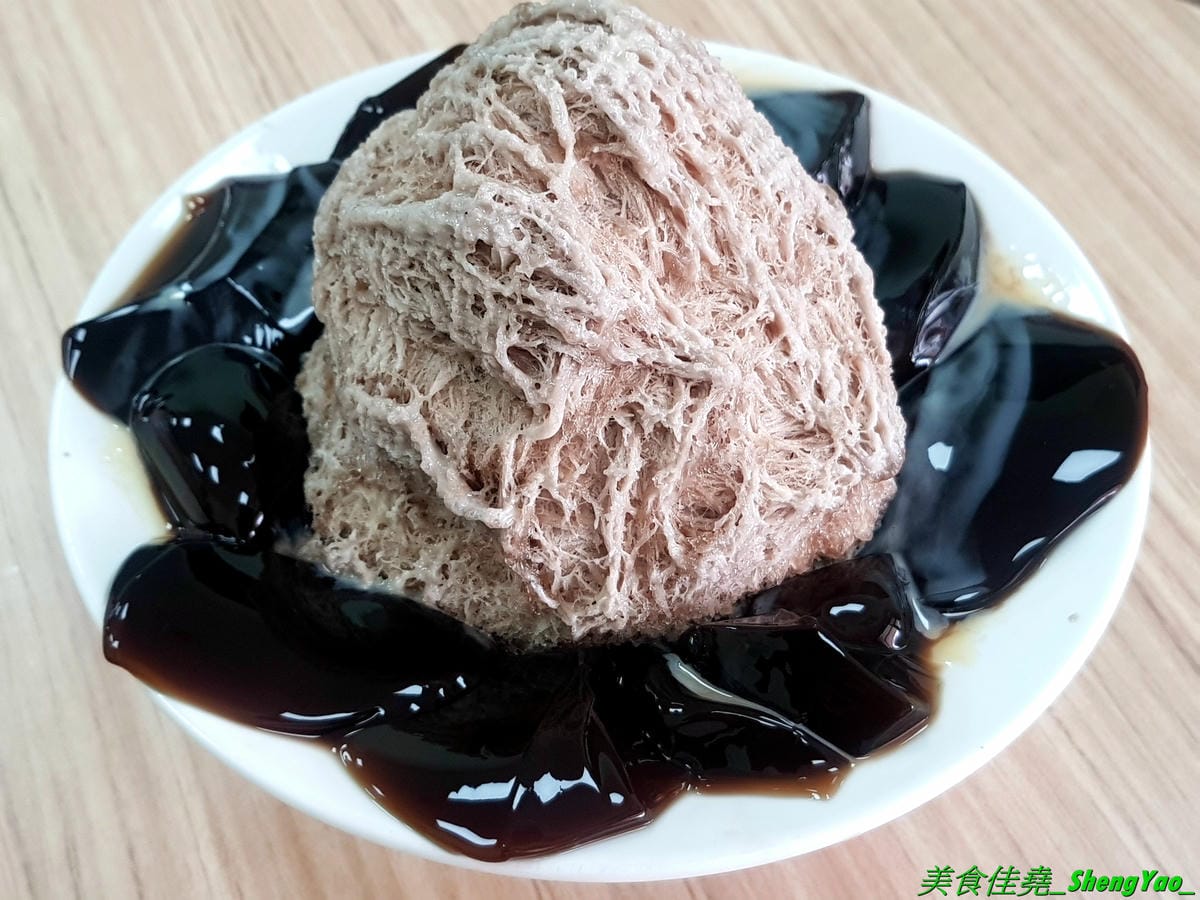 [台中大雅]夏沁冰屋 – 大雅厲害好吃的雪花冰專賣店,雪花冰超多種口味,招牌竟然是榴槤雪花冰,真實榴槤果肉製成的冰磚,隱約吃得到榴槤果肉纖維,味道超濃烈,還有當季限量的仙草雪花也很推,搭