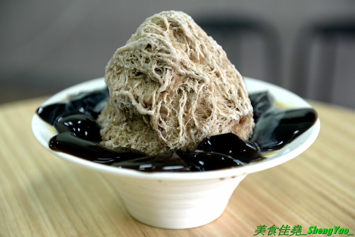 [台中大雅]夏沁冰屋 – 大雅厲害好吃的雪花冰專賣店,雪花冰超多種口味,招牌竟然是榴槤雪花冰,真實榴槤果肉製成的冰磚,隱約吃得到榴槤果肉纖維,味道超濃烈,還有當季限量的仙草雪花也很推,搭