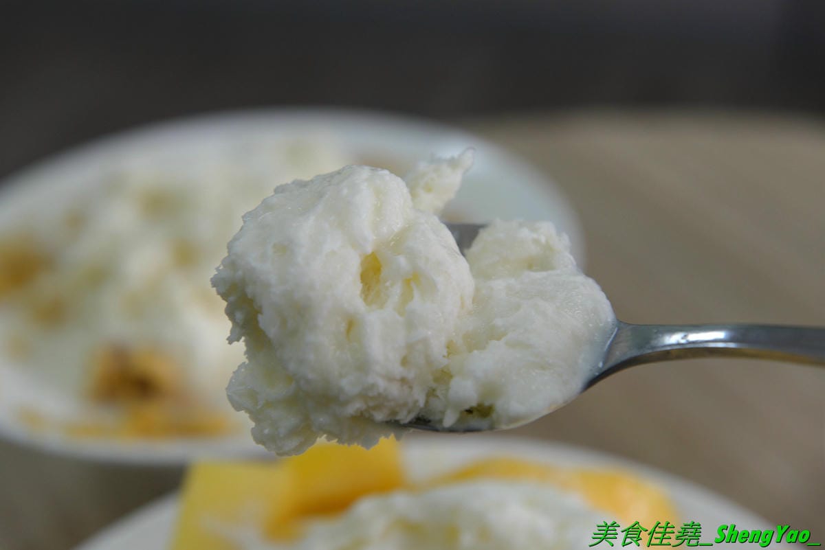 [台中大雅]夏沁冰屋 – 大雅厲害好吃的雪花冰專賣店,雪花冰超多種口味,招牌竟然是榴槤雪花冰,真實榴槤果肉製成的冰磚,隱約吃得到榴槤果肉纖維,味道超濃烈,還有當季限量的仙草雪花也很推,搭