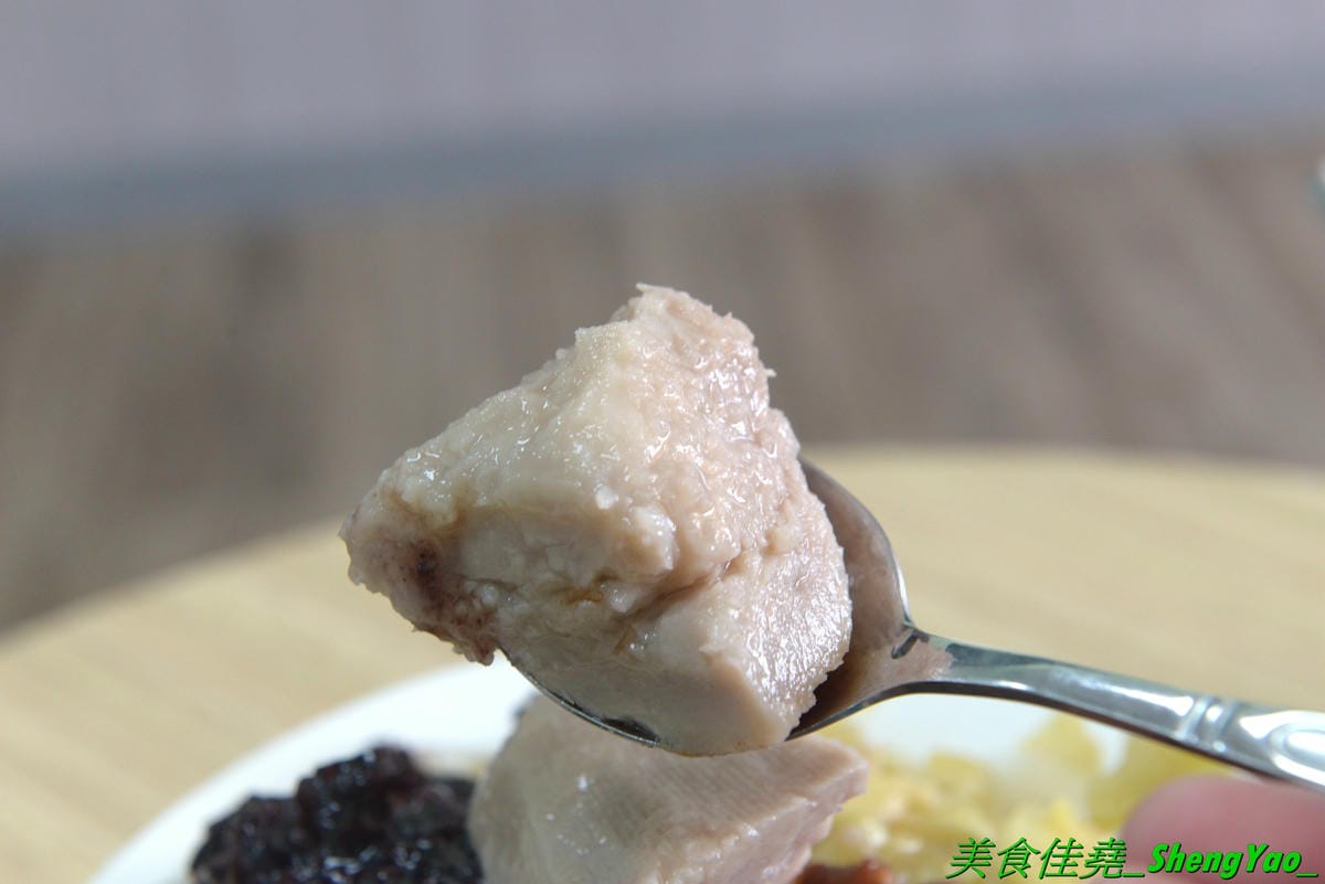 [台中大雅]夏沁冰屋 – 大雅厲害好吃的雪花冰專賣店,雪花冰超多種口味,招牌竟然是榴槤雪花冰,真實榴槤果肉製成的冰磚,隱約吃得到榴槤果肉纖維,味道超濃烈,還有當季限量的仙草雪花也很推,搭