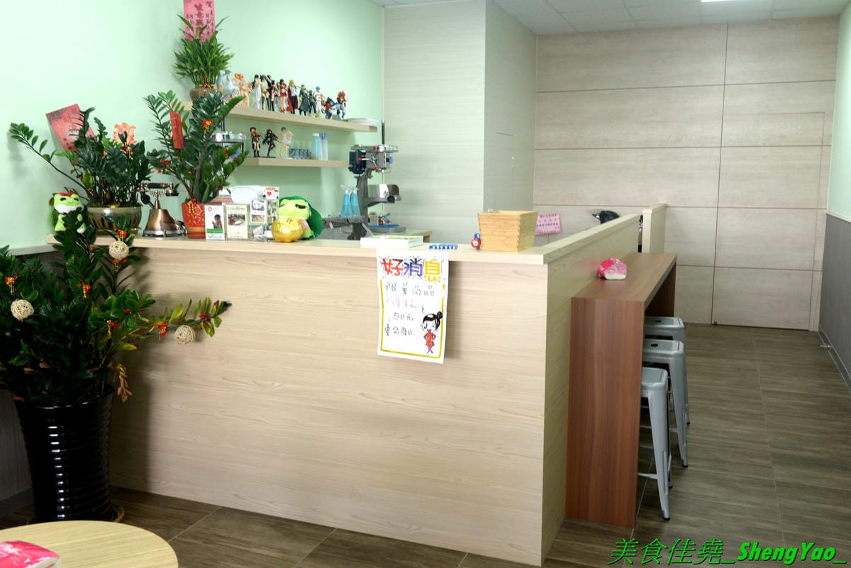 [台中大雅]夏沁冰屋 – 大雅厲害好吃的雪花冰專賣店,雪花冰超多種口味,招牌竟然是榴槤雪花冰,真實榴槤果肉製成的冰磚,隱約吃得到榴槤果肉纖維,味道超濃烈,還有當季限量的仙草雪花也很推,搭