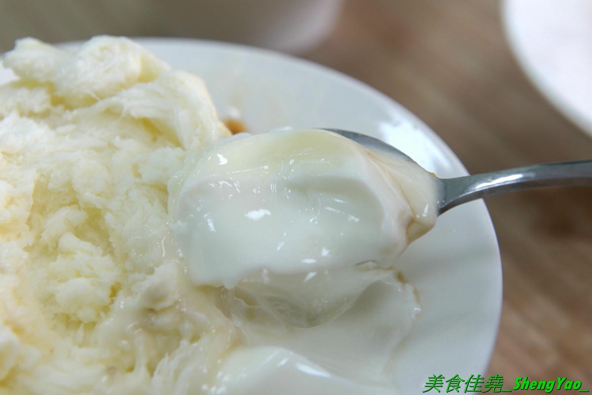 [台中大雅]夏沁冰屋 – 大雅厲害好吃的雪花冰專賣店,雪花冰超多種口味,招牌竟然是榴槤雪花冰,真實榴槤果肉製成的冰磚,隱約吃得到榴槤果肉纖維,味道超濃烈,還有當季限量的仙草雪花也很推,搭