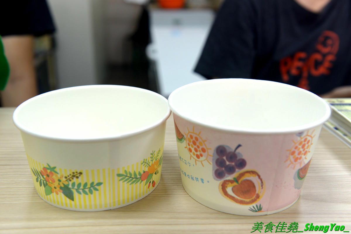 [台中大雅]夏沁冰屋 – 大雅厲害好吃的雪花冰專賣店,雪花冰超多種口味,招牌竟然是榴槤雪花冰,真實榴槤果肉製成的冰磚,隱約吃得到榴槤果肉纖維,味道超濃烈,還有當季限量的仙草雪花也很推,搭