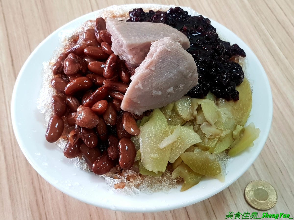 [台中大雅]夏沁冰屋 – 大雅厲害好吃的雪花冰專賣店,雪花冰超多種口味,招牌竟然是榴槤雪花冰,真實榴槤果肉製成的冰磚,隱約吃得到榴槤果肉纖維,味道超濃烈,還有當季限量的仙草雪花也很推,搭