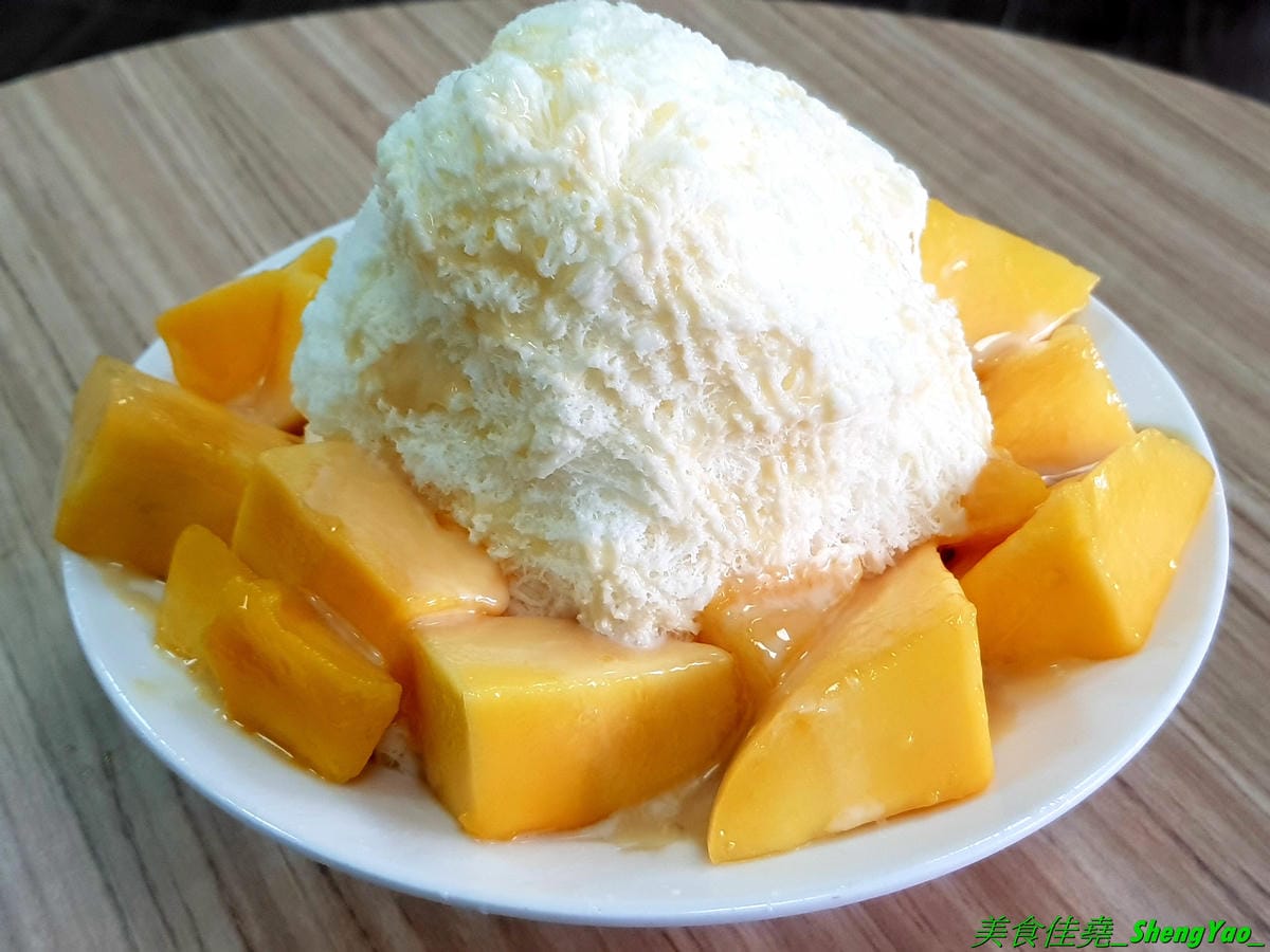 [台中大雅]夏沁冰屋 – 大雅厲害好吃的雪花冰專賣店,雪花冰超多種口味,招牌竟然是榴槤雪花冰,真實榴槤果肉製成的冰磚,隱約吃得到榴槤果肉纖維,味道超濃烈,還有當季限量的仙草雪花也很推,搭