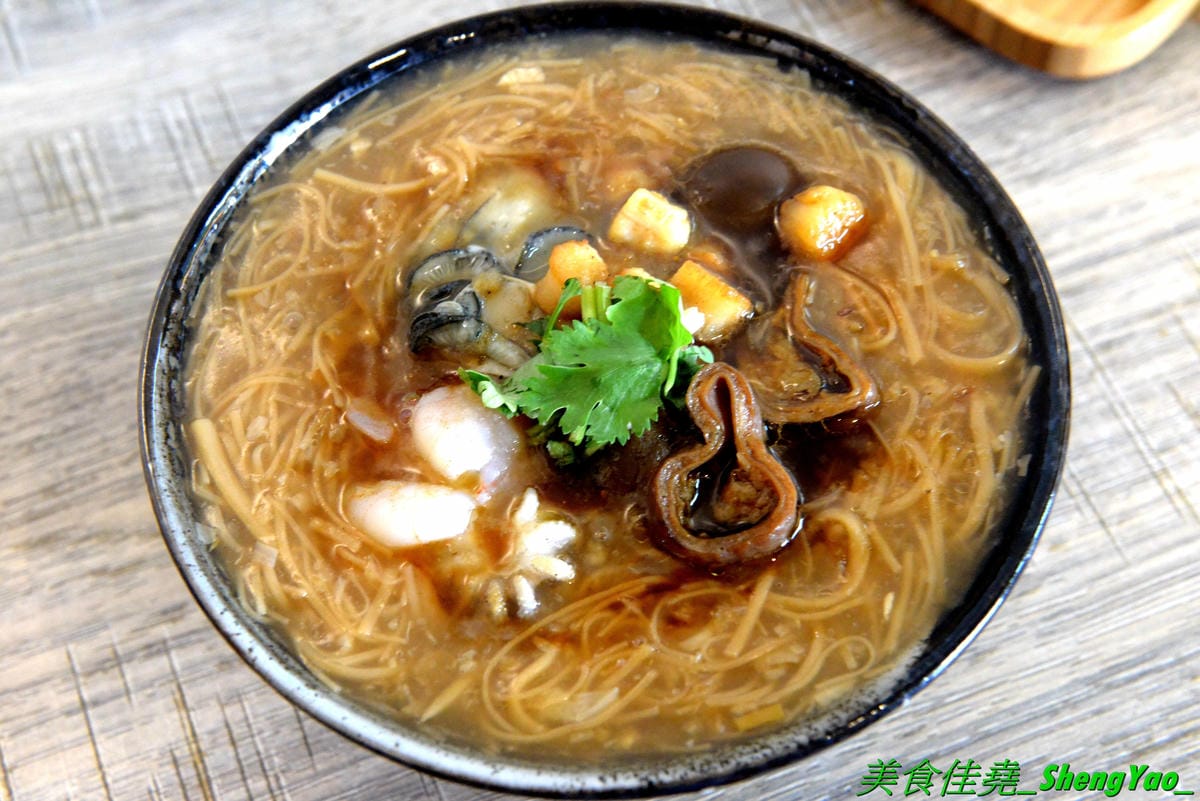 [台中西區]小糊子x麵線專門 – 台中新開的創意麵線店,麵線基本就附鳥蛋,有多種配料可選,還能全部弄成一碗滿漢全席,大推飽滿肥美的蚵仔和Q軟的大腸,另外也有賣炸物,推豆乳雞腿排。