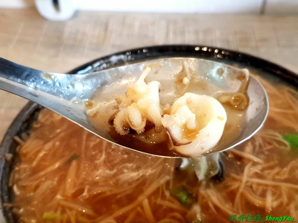 [台中西區]小糊子x麵線專門 – 台中新開的創意麵線店,麵線基本就附鳥蛋,有多種配料可選,還能全部弄成一碗滿漢全席,大推飽滿肥美的蚵仔和Q軟的大腸,另外也有賣炸物,推豆乳雞腿排。