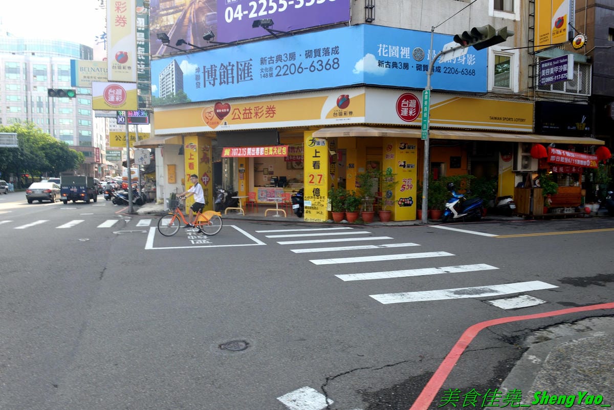 [台中西區]小糊子x麵線專門 – 台中新開的創意麵線店,麵線基本就附鳥蛋,有多種配料可選,還能全部弄成一碗滿漢全席,大推飽滿肥美的蚵仔和Q軟的大腸,另外也有賣炸物,推豆乳雞腿排。