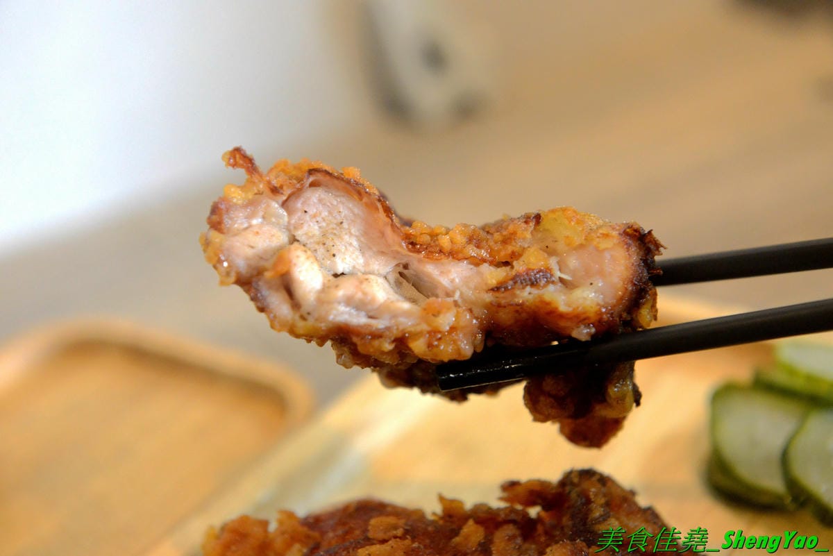 [台中西區]小糊子x麵線專門 – 台中新開的創意麵線店,麵線基本就附鳥蛋,有多種配料可選,還能全部弄成一碗滿漢全席,大推飽滿肥美的蚵仔和Q軟的大腸,另外也有賣炸物,推豆乳雞腿排。