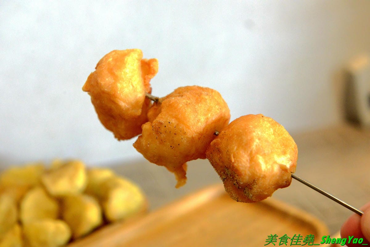 [台中西區]小糊子x麵線專門 – 台中新開的創意麵線店,麵線基本就附鳥蛋,有多種配料可選,還能全部弄成一碗滿漢全席,大推飽滿肥美的蚵仔和Q軟的大腸,另外也有賣炸物,推豆乳雞腿排。