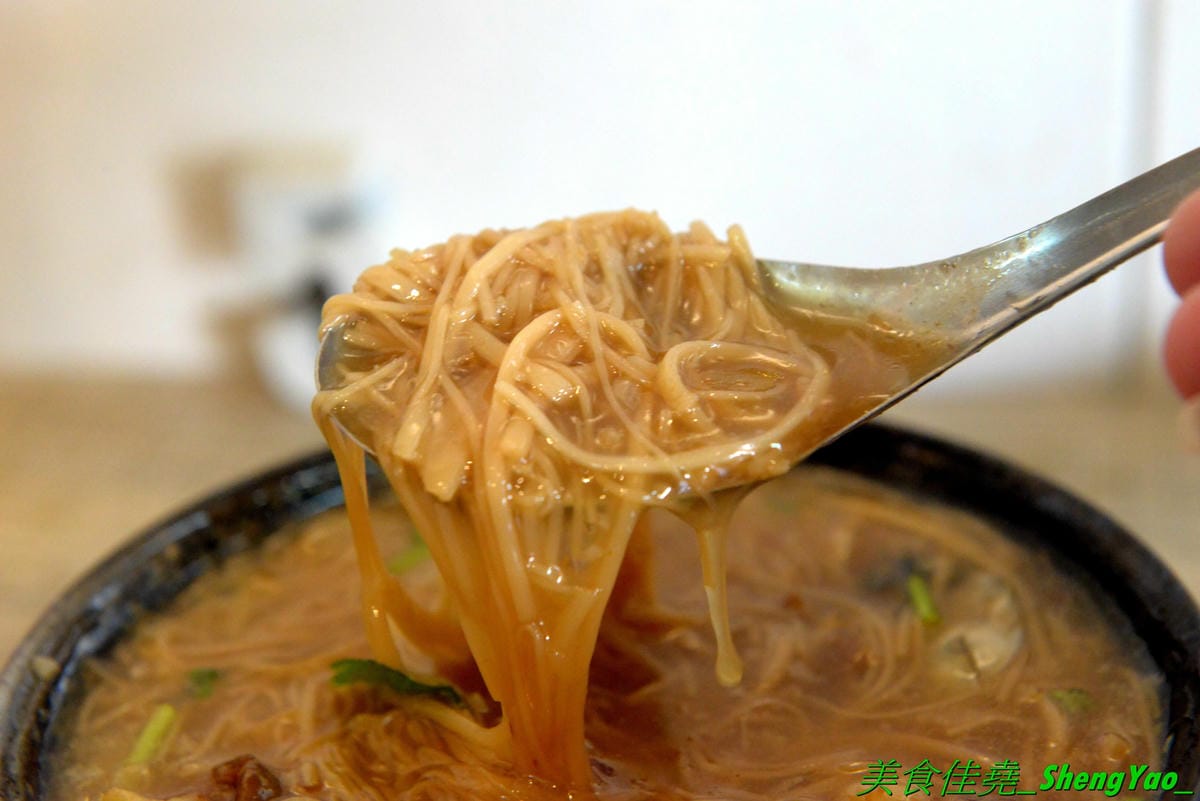 [台中西區]小糊子x麵線專門 – 台中新開的創意麵線店,麵線基本就附鳥蛋,有多種配料可選,還能全部弄成一碗滿漢全席,大推飽滿肥美的蚵仔和Q軟的大腸,另外也有賣炸物,推豆乳雞腿排。