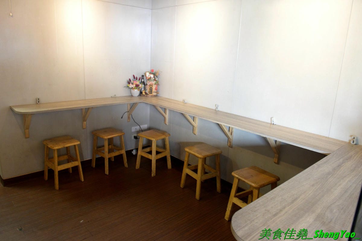 [台中西區]小糊子x麵線專門 – 台中新開的創意麵線店,麵線基本就附鳥蛋,有多種配料可選,還能全部弄成一碗滿漢全席,大推飽滿肥美的蚵仔和Q軟的大腸,另外也有賣炸物,推豆乳雞腿排。