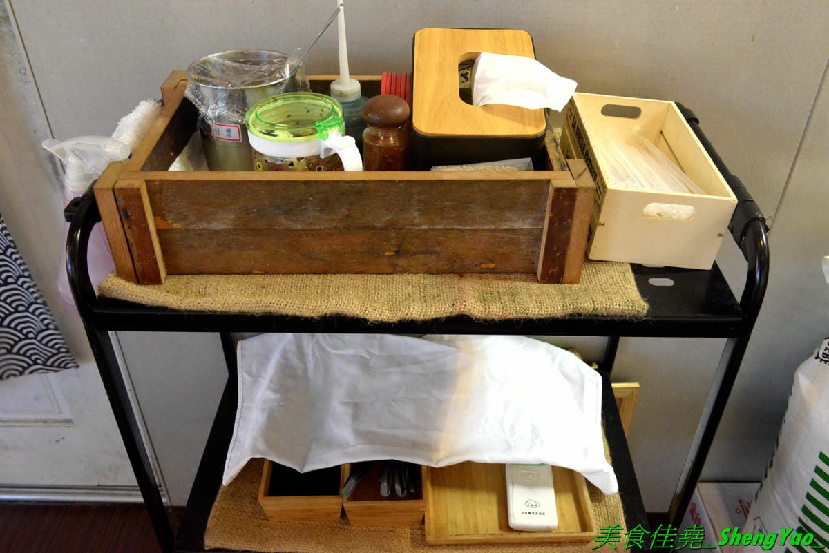 [台中西區]小糊子x麵線專門 – 台中新開的創意麵線店,麵線基本就附鳥蛋,有多種配料可選,還能全部弄成一碗滿漢全席,大推飽滿肥美的蚵仔和Q軟的大腸,另外也有賣炸物,推豆乳雞腿排。