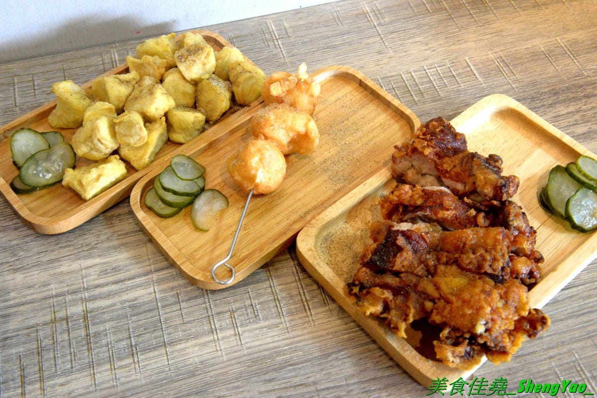 [台中西區]小糊子x麵線專門 – 台中新開的創意麵線店,麵線基本就附鳥蛋,有多種配料可選,還能全部弄成一碗滿漢全席,大推飽滿肥美的蚵仔和Q軟的大腸,另外也有賣炸物,推豆乳雞腿排。