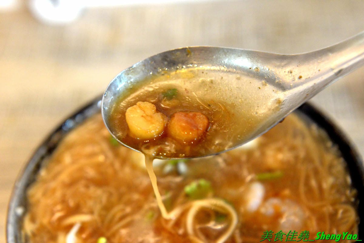 [台中西區]小糊子x麵線專門 – 台中新開的創意麵線店,麵線基本就附鳥蛋,有多種配料可選,還能全部弄成一碗滿漢全席,大推飽滿肥美的蚵仔和Q軟的大腸,另外也有賣炸物,推豆乳雞腿排。