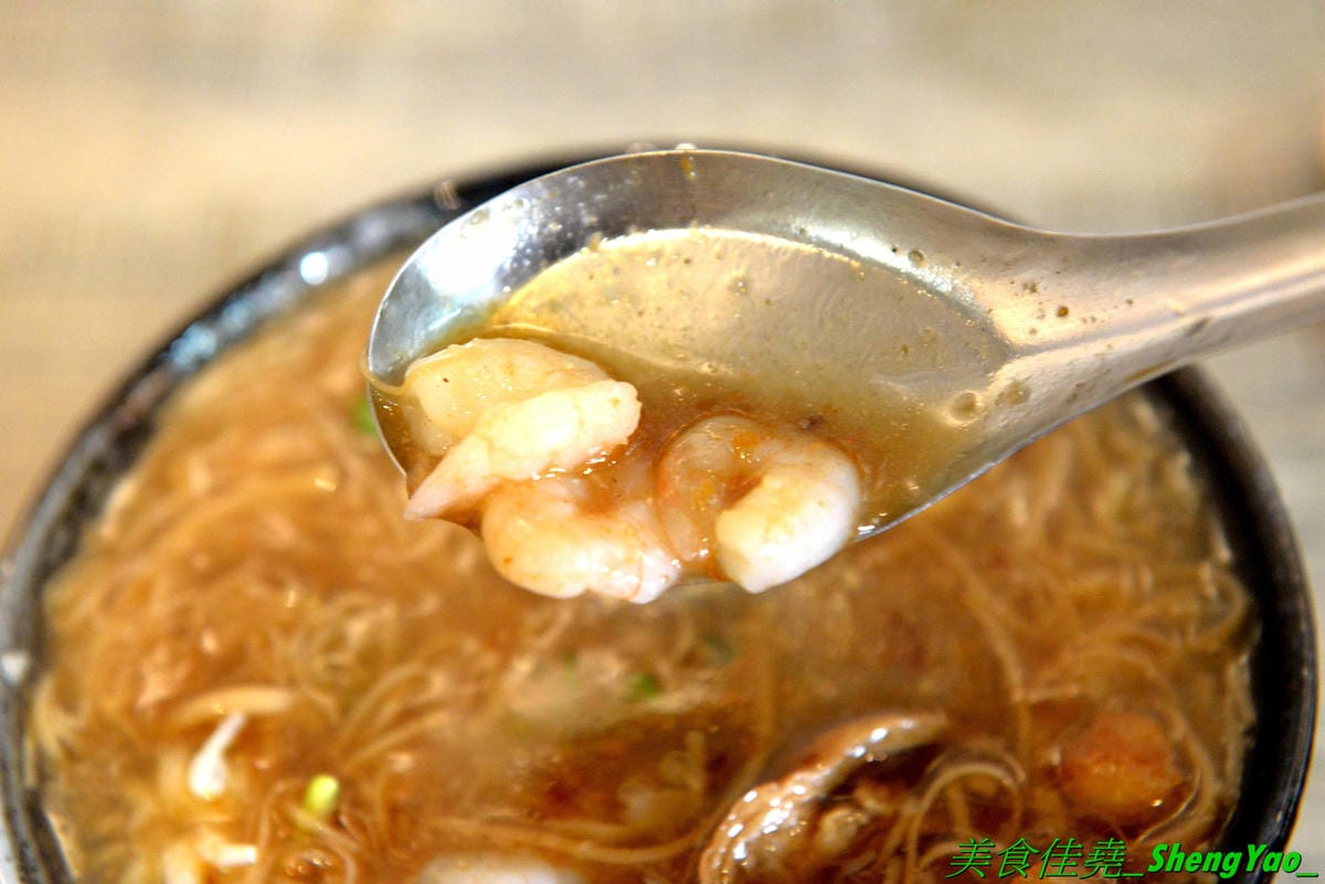 [台中西區]小糊子x麵線專門 – 台中新開的創意麵線店,麵線基本就附鳥蛋,有多種配料可選,還能全部弄成一碗滿漢全席,大推飽滿肥美的蚵仔和Q軟的大腸,另外也有賣炸物,推豆乳雞腿排。
