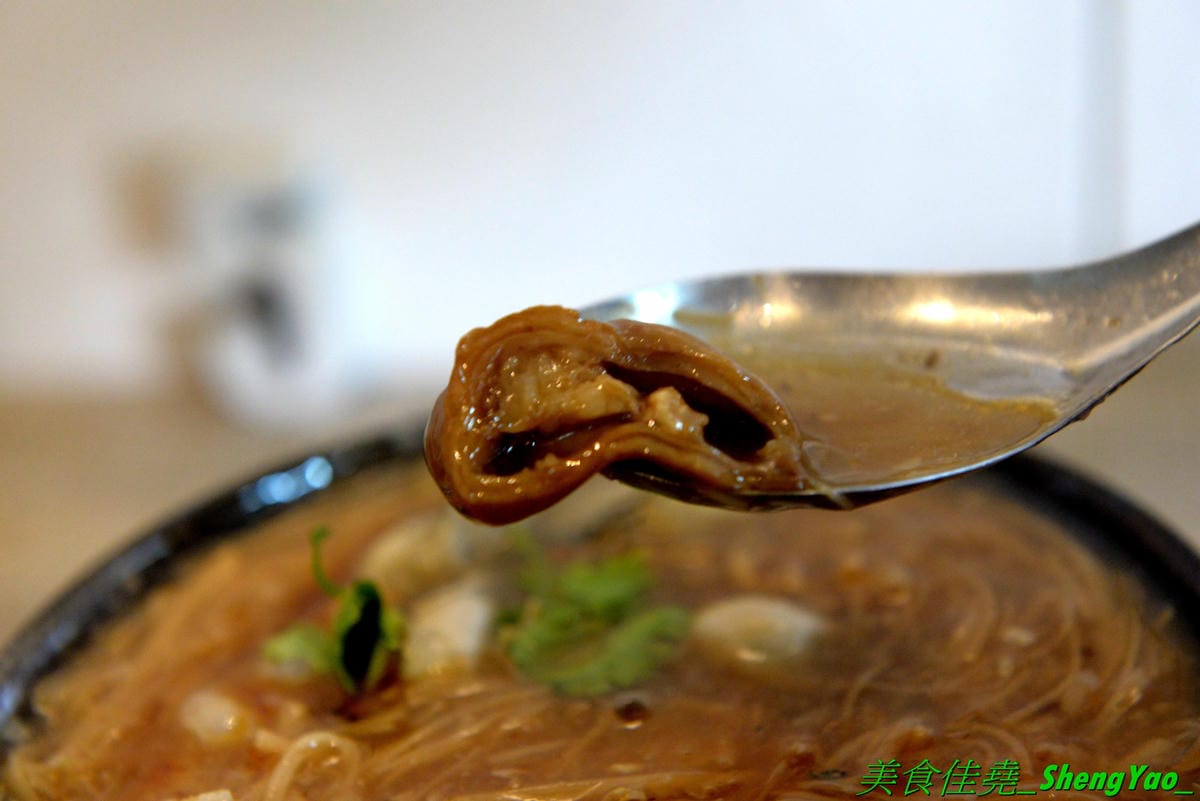 [台中西區]小糊子x麵線專門 – 台中新開的創意麵線店,麵線基本就附鳥蛋,有多種配料可選,還能全部弄成一碗滿漢全席,大推飽滿肥美的蚵仔和Q軟的大腸,另外也有賣炸物,推豆乳雞腿排。