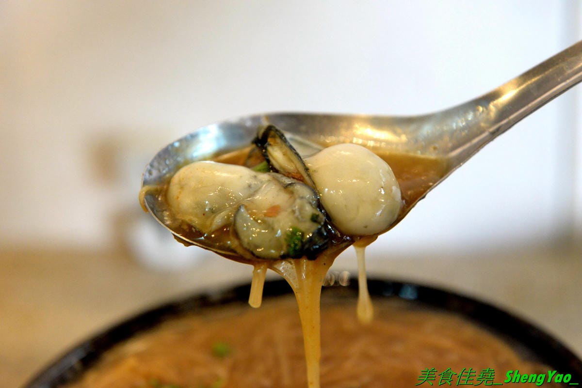 [台中西區]小糊子x麵線專門 – 台中新開的創意麵線店,麵線基本就附鳥蛋,有多種配料可選,還能全部弄成一碗滿漢全席,大推飽滿肥美的蚵仔和Q軟的大腸,另外也有賣炸物,推豆乳雞腿排。