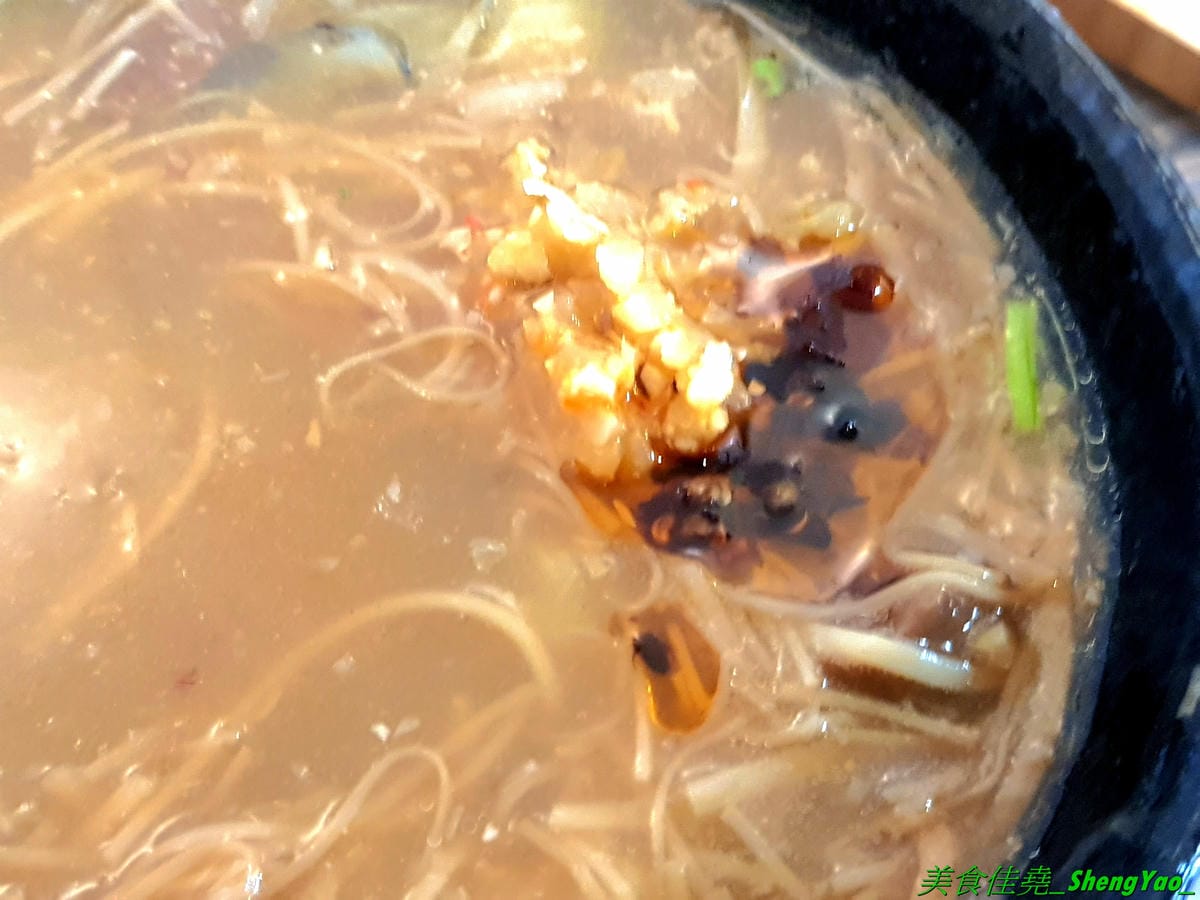 [台中西區]小糊子x麵線專門 – 台中新開的創意麵線店,麵線基本就附鳥蛋,有多種配料可選,還能全部弄成一碗滿漢全席,大推飽滿肥美的蚵仔和Q軟的大腸,另外也有賣炸物,推豆乳雞腿排。