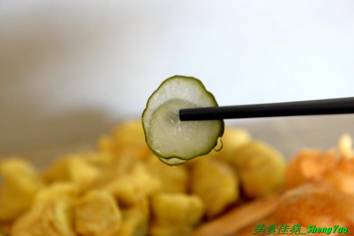 [台中西區]小糊子x麵線專門 – 台中新開的創意麵線店,麵線基本就附鳥蛋,有多種配料可選,還能全部弄成一碗滿漢全席,大推飽滿肥美的蚵仔和Q軟的大腸,另外也有賣炸物,推豆乳雞腿排。