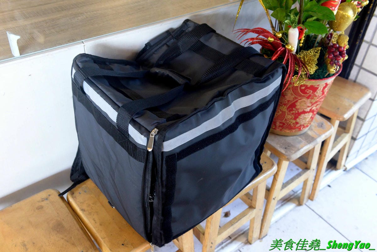 [台中西區]小糊子x麵線專門 – 台中新開的創意麵線店,麵線基本就附鳥蛋,有多種配料可選,還能全部弄成一碗滿漢全席,大推飽滿肥美的蚵仔和Q軟的大腸,另外也有賣炸物,推豆乳雞腿排。