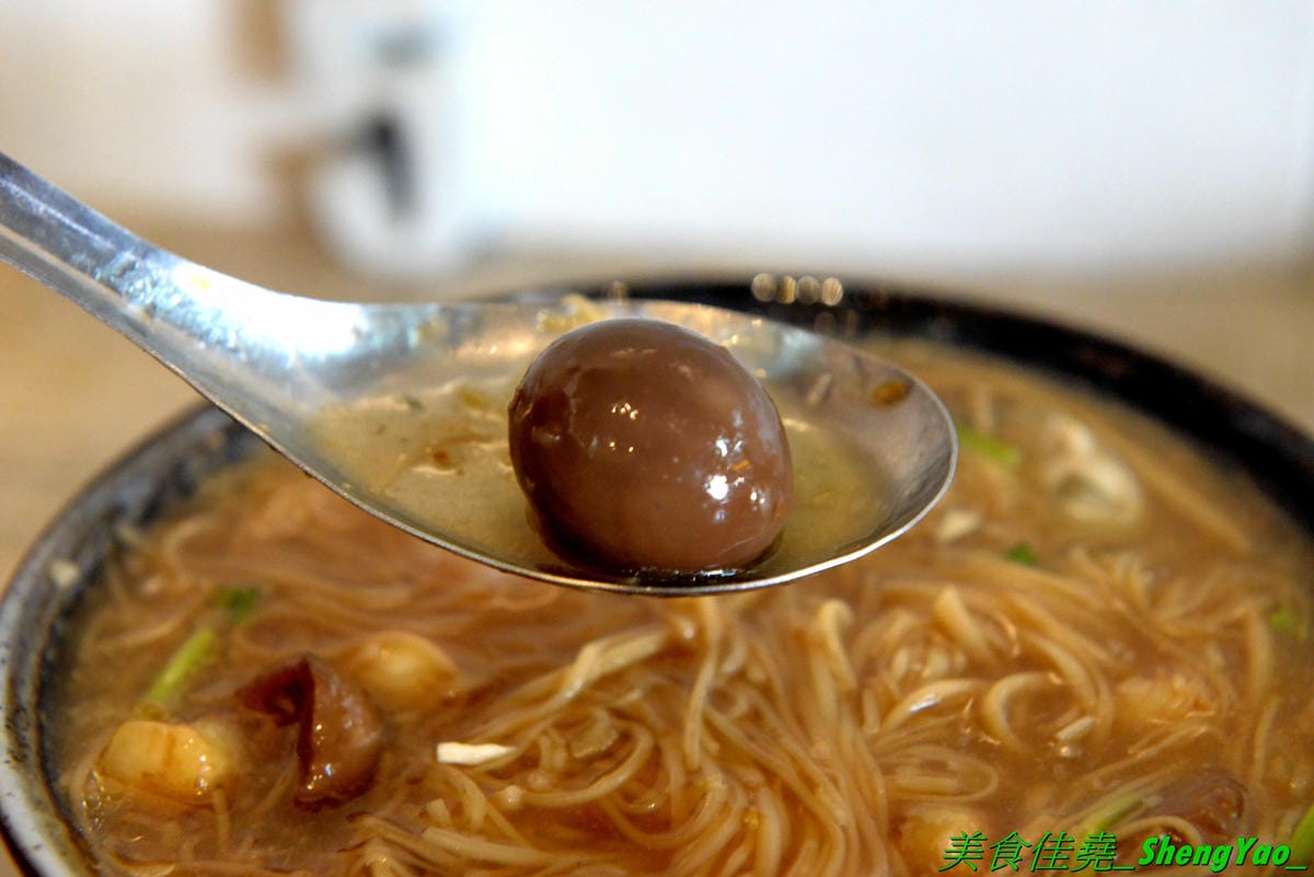 [台中西區]小糊子x麵線專門 – 台中新開的創意麵線店,麵線基本就附鳥蛋,有多種配料可選,還能全部弄成一碗滿漢全席,大推飽滿肥美的蚵仔和Q軟的大腸,另外也有賣炸物,推豆乳雞腿排。